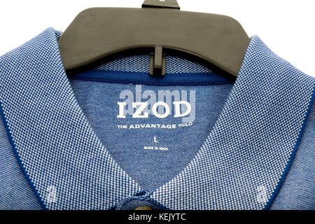 Winneconne, WI - 15 octobre 2017 : Polo avec IZOD sur fond isolé. Banque D'Images