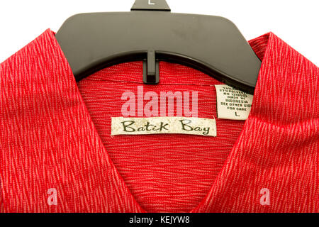 Winneconne, WISCONSIN - 15 octobre 2017 : Polo avec Batik Bay sur fond isolé. Banque D'Images