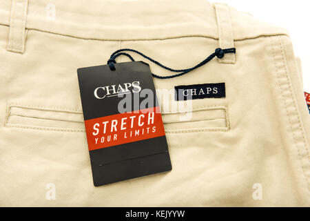 Winneconne, WISCONSIN - 15 octobre 2017 : une paire de pantalons avec des Chaps sur fond isolé. Banque D'Images