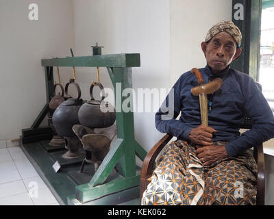 Garde royale tenant un keris au Kraton à Jogjakarta, Java central, Indonésie. Banque D'Images