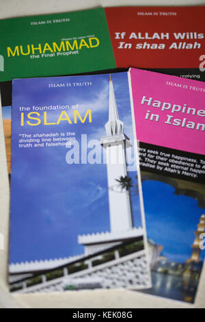 Une sélection de la littérature islamique trouvés dans la Mosquée Nationale de la Malaisie a connu sous le nom de Masjid Negara,situé à Kuala Lumpur Banque D'Images