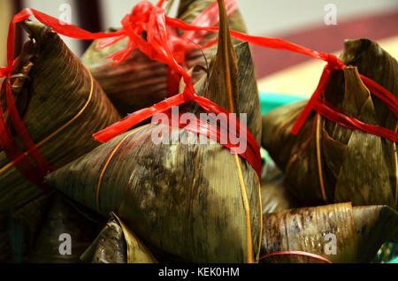 Boulettes de riz chinois, aussi appelé zongzi, in market Banque D'Images