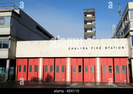 Chelsea Fire Station 264 Kings Road Londres. La station a été ouverte le 3 mars 1965 la chanteuse Adele a montré son soutien aux pompiers en visite Banque D'Images