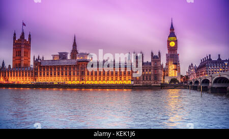 Londres, Royaume-Uni : le palais de Westminster avec Big Ben, elizabeth tower, vu de l'autre côté de la rivière Thames Banque D'Images