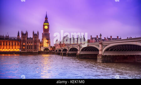 Londres, Royaume-Uni : le palais de Westminster avec Big Ben, elizabeth tower, vu de l'autre côté de la rivière Thames Banque D'Images