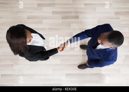 Portrait de l'homme et de la femme d'affaires handshaking Banque D'Images