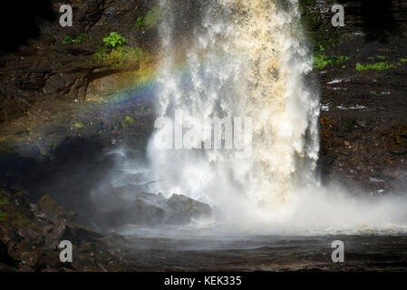 Rainbow vu dans la chute de l'eau de hardraw force près de hawes dans le Yorkshire Dales national park, England. Banque D'Images