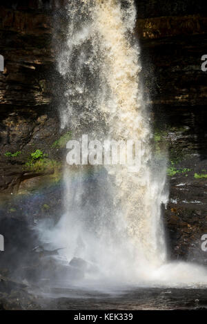 Rainbow vu dans la chute de l'eau de hardraw force près de hawes dans le Yorkshire Dales national park, England. Banque D'Images