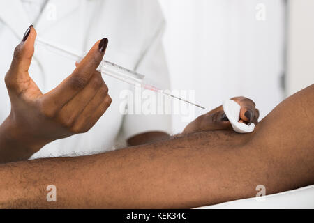 Close-up main du médecin donnant la vaccination pour patient Banque D'Images