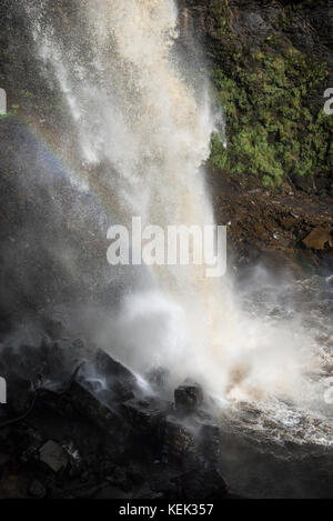 Rainbow vu dans la chute de l'eau de hardraw force près de hawes dans le Yorkshire Dales national park, England. Banque D'Images