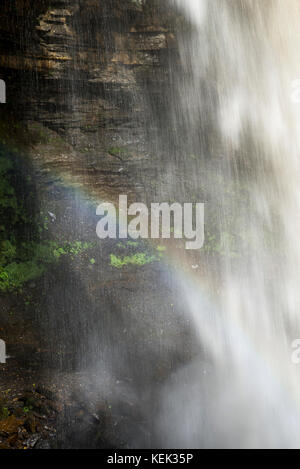 Rainbow vu dans la chute de l'eau de hardraw force près de hawes dans le Yorkshire Dales national park, England. Banque D'Images