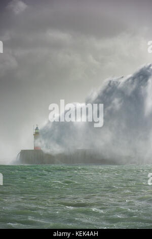 Newhaven, Sussex. 21 oct, 2017. uk weather. énormes vagues crash sur newhaven phare sur la côte sud d'aujourd'hui que Brian tempête frappe le Royaume-Uni aujourd'hui. crédit : kelvin atkins uk/Alamy live news Banque D'Images