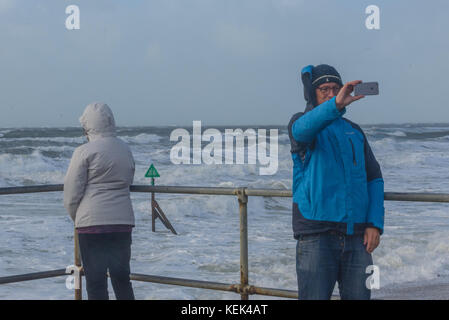 West Wittering. 21 oct, 2017. uk weather. personnes prenant une tempête selfies avec Brian à West Wittering, West Sussex, Angleterre : Jonathan Ward/Alamy live news Banque D'Images