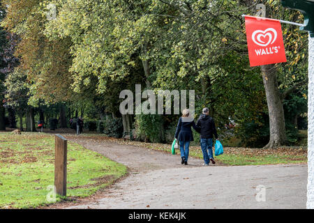 Melton Mowbrey, Royaume-Uni. 21 octobre 2017. Météo Royaume-Uni. Cavaliers et manteaux ordre du jour comme les vents battent les arbres le centre-ville parc, les visiteurs aiment le thé et les crèmes glacées regardant les canards colverts crédit: Clifford Norton/Alay Live News Banque D'Images
