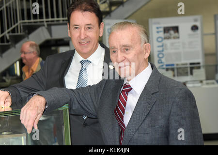 Speyer, Allemagne. 21 Oct, 2017. L'astronaute d'Apollo 7 Ronnie Walter "walt" Cunningham (* 16. März 1932 à Creston, Iowa, États-Unis) visite la Technik Museum Speyer. Après une visite de la plus grande exposition sur l'espace avec sa femme Dot et directeur Gerhard Daum, Cunningham parle de la manière jusqu'à Apollo 7 et les missions ultérieures et des réponses aux questions de l'auditoire dans un discours de 90 minutes et Q & A. Crédit : Markus Wissmann/Alamy Live News Banque D'Images