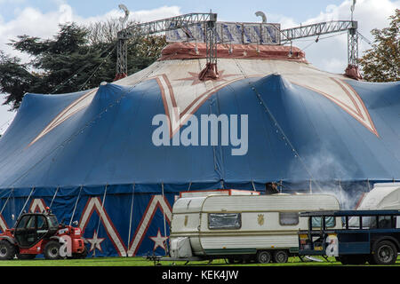 Melton Mowbrey, Royaume-Uni. 21 octobre 2017. Météo Royaume-Uni. Cavaliers et manteaux ordre du jour comme les vents battent les arbres le centre-ville parc, les visiteurs aiment le thé et les crèmes glacées regardant les canards colverts crédit: Clifford Norton/Alay Live News Banque D'Images