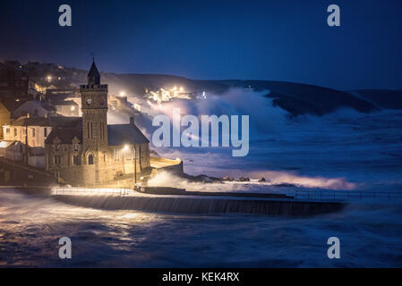 Porthleven, Royaume-Uni. 21 oct, 2017. uik. météo brian storm dans les premières heures de ce matin dans des marées de printemps au cours de Cornwall porthleven crédit : Adam sprague/Alamy live news Banque D'Images