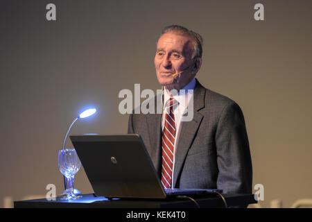 Speyer, Allemagne. 21 Oct, 2017. L'astronaute d'Apollo 7 Ronnie Walter "walt" Cunningham (* 16. März 1932 à Creston, Iowa, États-Unis) visite la Technik Museum Speyer. Après une visite de la plus grande exposition sur l'espace avec sa femme Dot et directeur Gerhard Daum, Cunningham parle de la manière jusqu'à Apollo 7 et les missions ultérieures et des réponses aux questions de l'auditoire dans un discours de 90 minutes et Q & A. Crédit : Markus Wissmann/Alamy Live News Banque D'Images