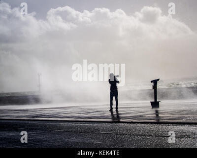 Southsea, Portsmouth, Royaume-Uni. 21 oct, 2017. uk weather. Un photographe prend des photos de vagues se brisant sur les défenses maritimes southsea comme Brian tempête frappe la côte sud du Royaume-Uni. crédit : Simon Evans/Alamy live news Banque D'Images