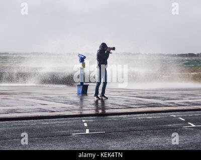 Southsea, Portsmouth, Royaume-Uni. 21 oct, 2017. uk weather. Un photographe prend des photos de vagues se brisant sur les défenses maritimes southsea comme Brian tempête frappe la côte sud du Royaume-Uni. crédit : Simon Evans/Alamy live news Banque D'Images