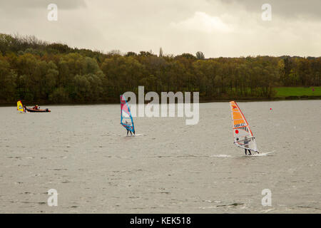 Wakefield. 21 Oct, 2017. Météo britannique. Centre Nautique et Pugneys Country Park, Denby Dale Road, météo, 21 octobre 2017. Les gens profiter de la météo avant Storm Brian vient dans cet après-midi. Credit : Keith J Smith./Alamy Live News Banque D'Images