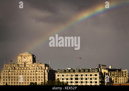 Londres, Royaume-Uni. 21 Oct, 2017. Météo France : Storm Brian apporte un arc-en-ciel de rupture sur Shell Mex House et la Savoie bâtiments de l'hôtel. Crédit : Guy Josse/Alamy Live News Banque D'Images