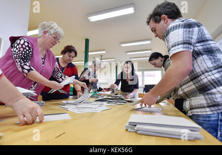 Jihlava, République tchèque. 21 octobre 2017. Les membres de la Commission électorale ont commencé à compter les votes immédiatement après la fermeture du bureau de vote à 14 heures, lors des élections à la Chambre des députés du Parlement de la République tchèque, à Jihlava, en République tchèque, le 21 octobre 2017. Les élections générales tchèques de 2017 ont eu lieu du 20 au 21 octobre. Crédit : Lubos Pavlicek/CTK photo/Alamy Live News Banque D'Images