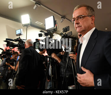 Prague, République tchèque. 21 octobre 2017. Miroslav Kalousek, président du parti TOP09, prend la parole lors de la conférence de presse après les résultats préliminaires des élections législatives, au cours desquelles 31 partis avec plus de 7 500 candidats se sont présentés à la Chambre des députés, à Prague, République tchèque, le 21 octobre 2017. Crédit : CTK/Alamy Live News Banque D'Images