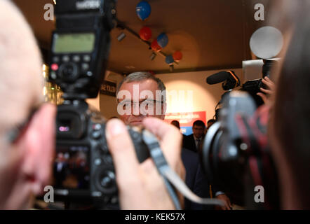 Prague, République tchèque. 21 octobre 2017. Miroslav Kalousek, président du parti TOP09, prend la parole lors de la conférence de presse après les résultats préliminaires des élections législatives, au cours desquelles 31 partis avec plus de 7 500 candidats se sont présentés à la Chambre des députés, à Prague, République tchèque, le 21 octobre 2017. Crédit : CTK/Alamy Live News Banque D'Images