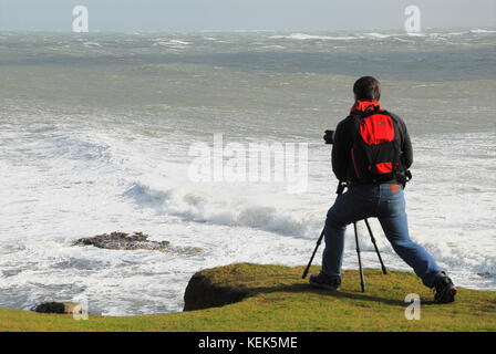 Portland, dorset, UK. 21 oct, 2017. uk weather. Un photographe met en place dans un endroit risqué à portland bill, pour capturer les énormes vagues créées par la tempête 'brian' credit : Stuart fretwell/Alamy live news Banque D'Images