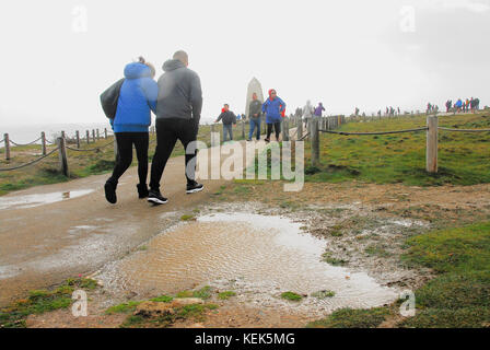 Portland, dorset, UK. 21 oct, 2017. uk weather. foules affluent à portland bill à témoin les énormes vagues de tempête comme 'brian' batters dorset crédit : Stuart fretwell/Alamy live news Banque D'Images