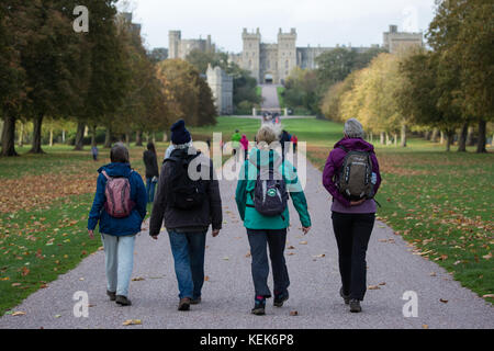Windsor, Royaume-Uni. 21 octobre, 2017. Les touristes à pied entre les averses sur la longue marche dans Windsor Great Park que storm brian passe à travers le Royaume-Uni. crédit : mark kerrison/Alamy live news Banque D'Images