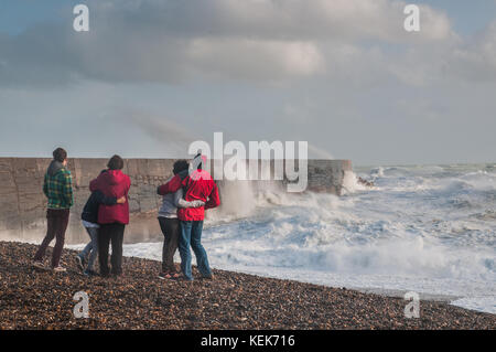 Newlaven, East Sussex, Royaume-Uni. 21 octobre.Des scènes Impressionnantes sur la côte sud comme le vent de Storm Brian fouets la mer dans une frénésie. De nombreux photographes et touristes se sont déchaîgés pour assister au spectacle. Banque D'Images