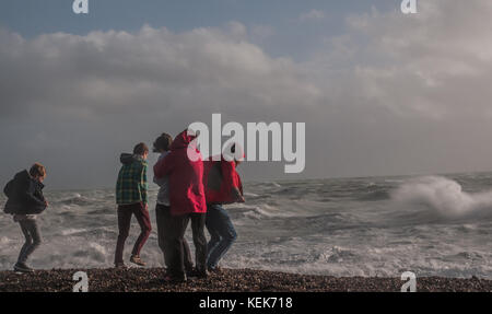 Newlaven, East Sussex, Royaume-Uni. 21 octobre.Des scènes Impressionnantes sur la côte sud comme le vent de Storm Brian fouets la mer dans une frénésie. De nombreux photographes et touristes se sont déchaîgés pour assister au spectacle. Banque D'Images