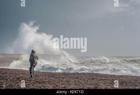 Newlaven, East Sussex, Royaume-Uni. 21 octobre.Des scènes Impressionnantes sur la côte sud comme le vent de Storm Brian fouets la mer dans une frénésie. De nombreux photographes et touristes se sont déchaîgés pour assister au spectacle. Banque D'Images