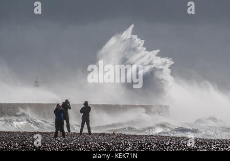 Newlaven, East Sussex, Royaume-Uni. 21 octobre.Des scènes Impressionnantes sur la côte sud comme le vent de Storm Brian fouets la mer dans une frénésie. De nombreux photographes et touristes se sont déchaîgés pour assister au spectacle. Banque D'Images