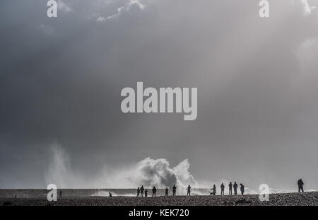 Newlaven, East Sussex, Royaume-Uni. 21 octobre.Des scènes Impressionnantes sur la côte sud comme le vent de Storm Brian fouets la mer dans une frénésie. De nombreux photographes et touristes se sont déchaîgés pour assister au spectacle. Banque D'Images