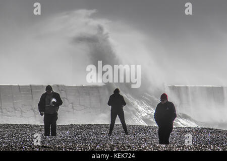 Newlaven, East Sussex, Royaume-Uni. 21 octobre.Des scènes Impressionnantes sur la côte sud comme le vent de Storm Brian fouets la mer dans une frénésie. De nombreux photographes et touristes se sont déchaîgés pour assister au spectacle. Banque D'Images