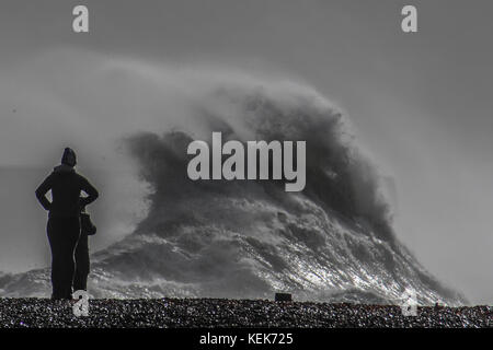 Newlaven, East Sussex, Royaume-Uni. 21 octobre.Des scènes Impressionnantes sur la côte sud comme le vent de Storm Brian fouets la mer dans une frénésie. De nombreux photographes et touristes se sont déchaîgés pour assister au spectacle. Banque D'Images