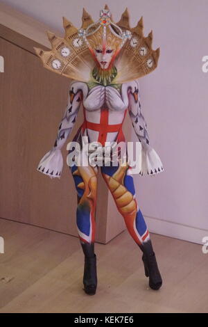 Londres, Royaume-Uni. 21 oct, 2017. ville de London body painting inspiré à annuler l'Afrique cancer uk la prestation au design centre, Kensington, Londres. mode de yana lake, cosmétique et de maquillage artistes yolanda shllingford, Karen messam et peinture sur corps en exposition au centre de design, anciennement le bâtiment de l'Institut du Commonwealth, dans Kensington High Street. crédit : Peter hogan/Alamy live news Banque D'Images