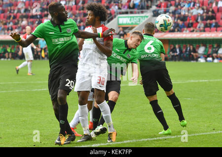 v.Li:Salif SANE (Hannover96), F. CAIUBY DA Silva (FC Augsbourg), Waldemar ANTON (Hanover 96), Marvin Bakalorz (Hannover96), Aktion, duels, Strafraumszene. Fussball 1. Bundesliga, 9. Spieltag, FC Augsburg (A)-Hanover 96 (H) 1-2, AM 21.10.2017 in Augsburg/Germany, WWK A R E N A. |utilisation dans le monde entier Banque D'Images