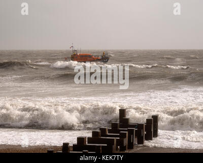 UK. Comme Brian tempête du sud, Royaume-Uni. cils 21 Oct, 2017. un canot de sauvetage au large de tentatives d'une Sussex Bognor beach Crédit : Royaume-Uni William Edwards/Alamy Live News Banque D'Images