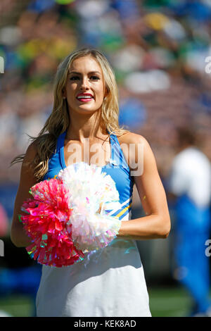 21 octobre 2017, au cours de la cheerleader UCLA Bruins match de football entre l'Oregon et de l'UCLA Bruins canards au Rose Bowl de Pasadena, Californie. Charles Baus/CSM Banque D'Images