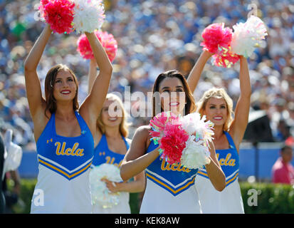 21 octobre 2017 cheerleaders UCLA Bruins pendant le match de football entre l'Oregon et de l'UCLA Bruins canards au Rose Bowl de Pasadena, Californie. Charles Baus/CSM Banque D'Images