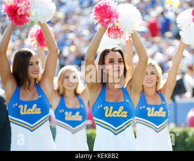 21 octobre 2017 cheerleaders UCLA Bruins pendant le match de football entre l'Oregon et de l'UCLA Bruins canards au Rose Bowl de Pasadena, Californie. Charles Baus/CSM Banque D'Images