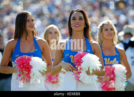 21 octobre 2017 cheerleaders UCLA Bruins pendant le match de football entre l'Oregon et de l'UCLA Bruins canards au Rose Bowl de Pasadena, Californie. Charles Baus/CSM Banque D'Images