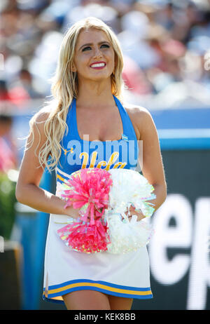 21 octobre 2017, au cours de la cheerleader UCLA Bruins match de football entre l'Oregon et de l'UCLA Bruins canards au Rose Bowl de Pasadena, Californie. Charles Baus/CSM Banque D'Images