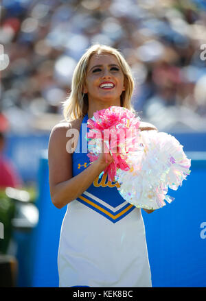 21 octobre 2017, au cours de la cheerleader UCLA Bruins match de football entre l'Oregon et de l'UCLA Bruins canards au Rose Bowl de Pasadena, Californie. Charles Baus/CSM Banque D'Images