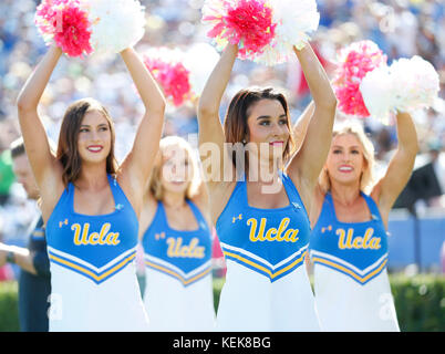 21 octobre 2017 cheerleaders UCLA Bruins pendant le match de football entre l'Oregon et de l'UCLA Bruins canards au Rose Bowl de Pasadena, Californie. Charles Baus/CSM Banque D'Images