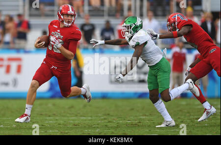 Boca Raton, Floride, États-Unis. 21 octobre 2017. Jason Driskel (16 ans), quarterback des Florida Atlantic Owls, se libère pour un gros contre au deuxième quart-temps contre North Texas. Florida Atlantic University v. University of North Texas. Stade FAU. Boca Raton, Floride 21/10/17. Photographe Jim Rassol crédit : Sun-Sentinel/ZUMA Wire/Alamy Live News Banque D'Images